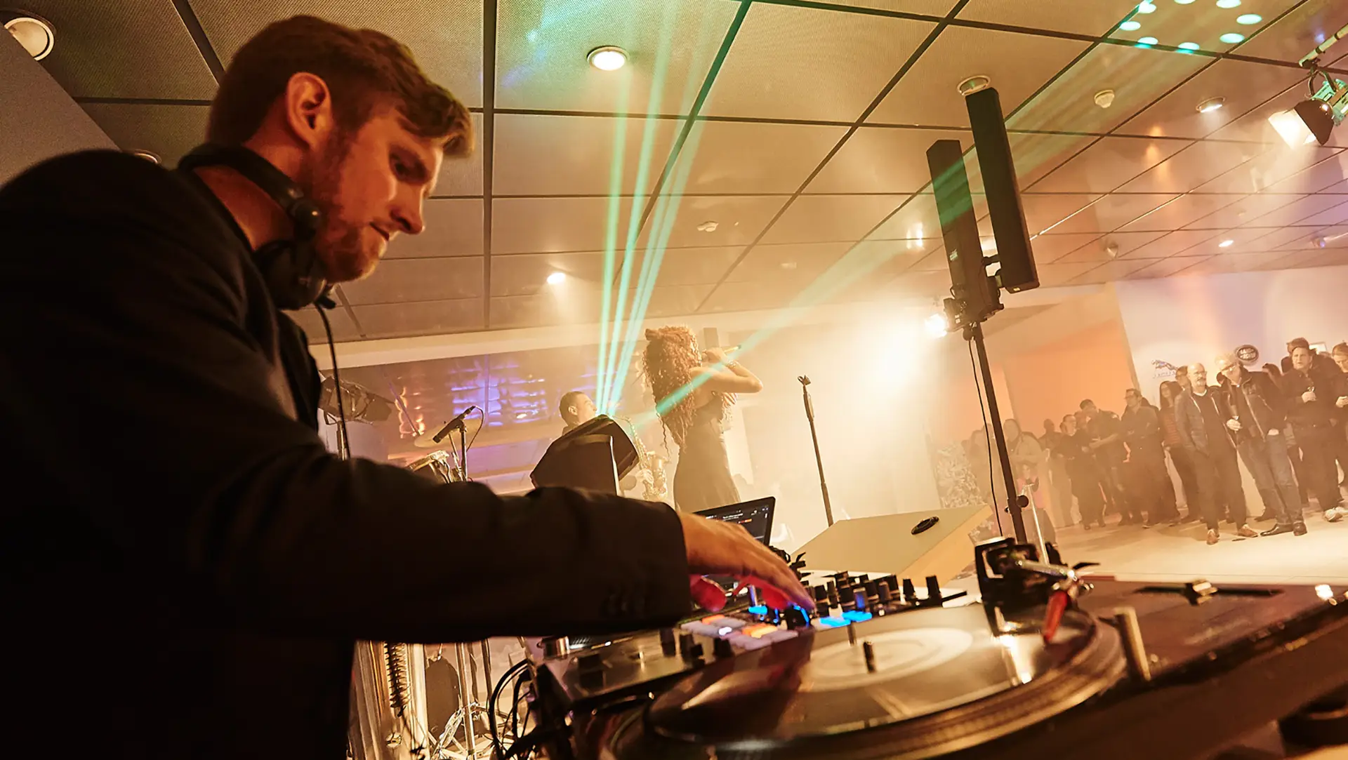 DJ-Neils-plus-Live-Acts-Eventband-Eventact-Online-Live-2021-03
